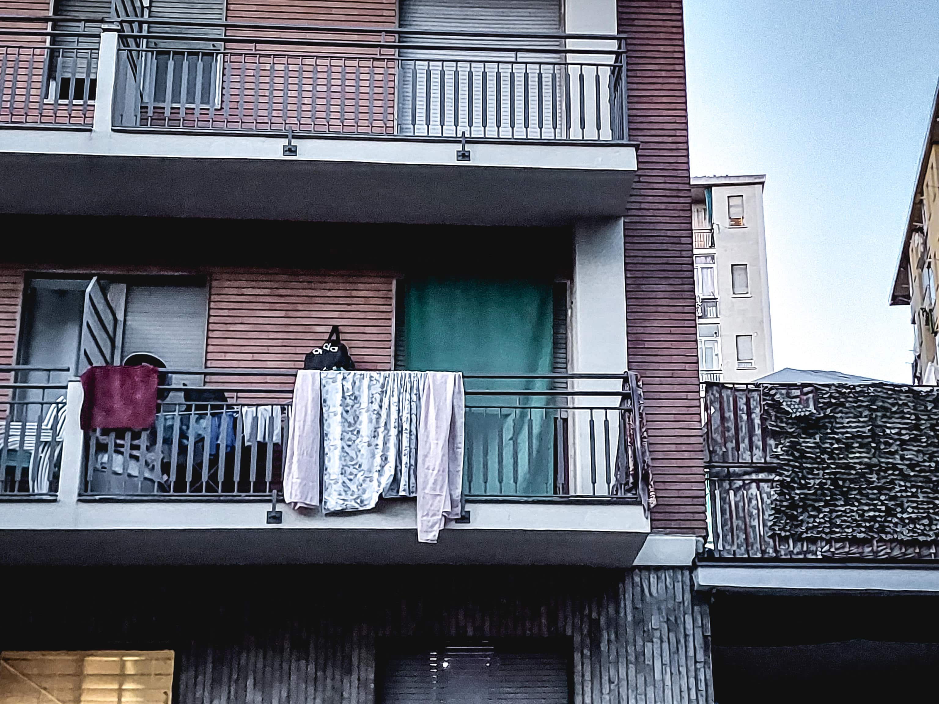 Il balcone da cui un bambino è caduto a Torino, 28 settembre 2025.
ANSA/TINO ROMANO
