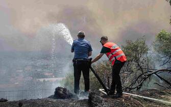 A moment of the rescue operations to put out the fire in Palermo, 25 July 2023.  Wildfires have swept Sicily amid Italy's latest heatwave and Palermo airport was briefly close to traffic amid an encroaching fire earlier Tuesday. ANSA/FRANCESCO MILITELLO MIRTO