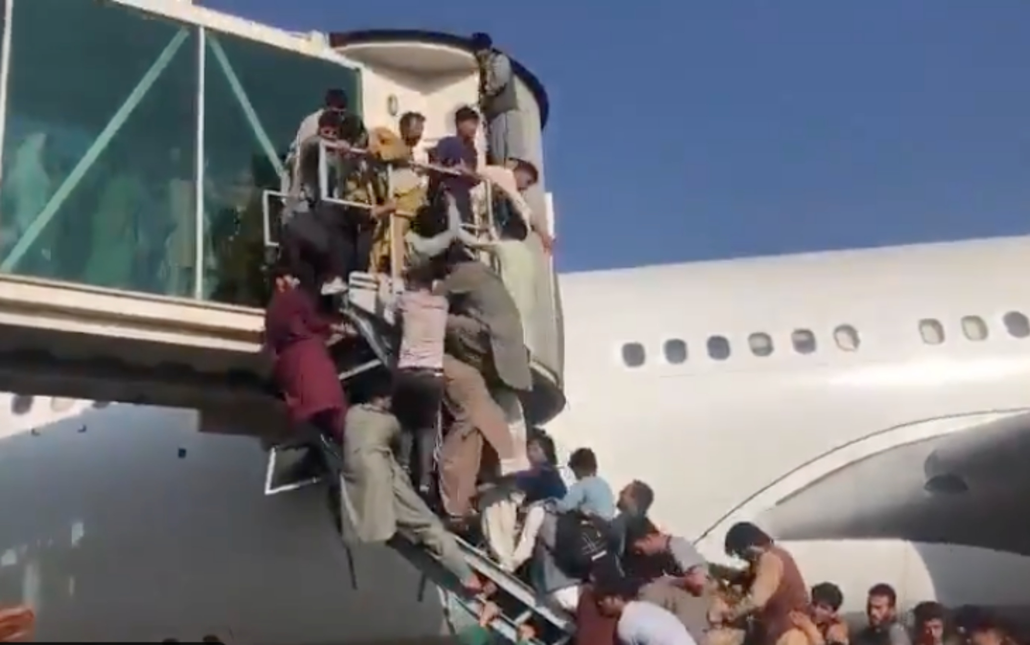 Afghanistan, cittadini in fuga dai talebani all'aeroporto