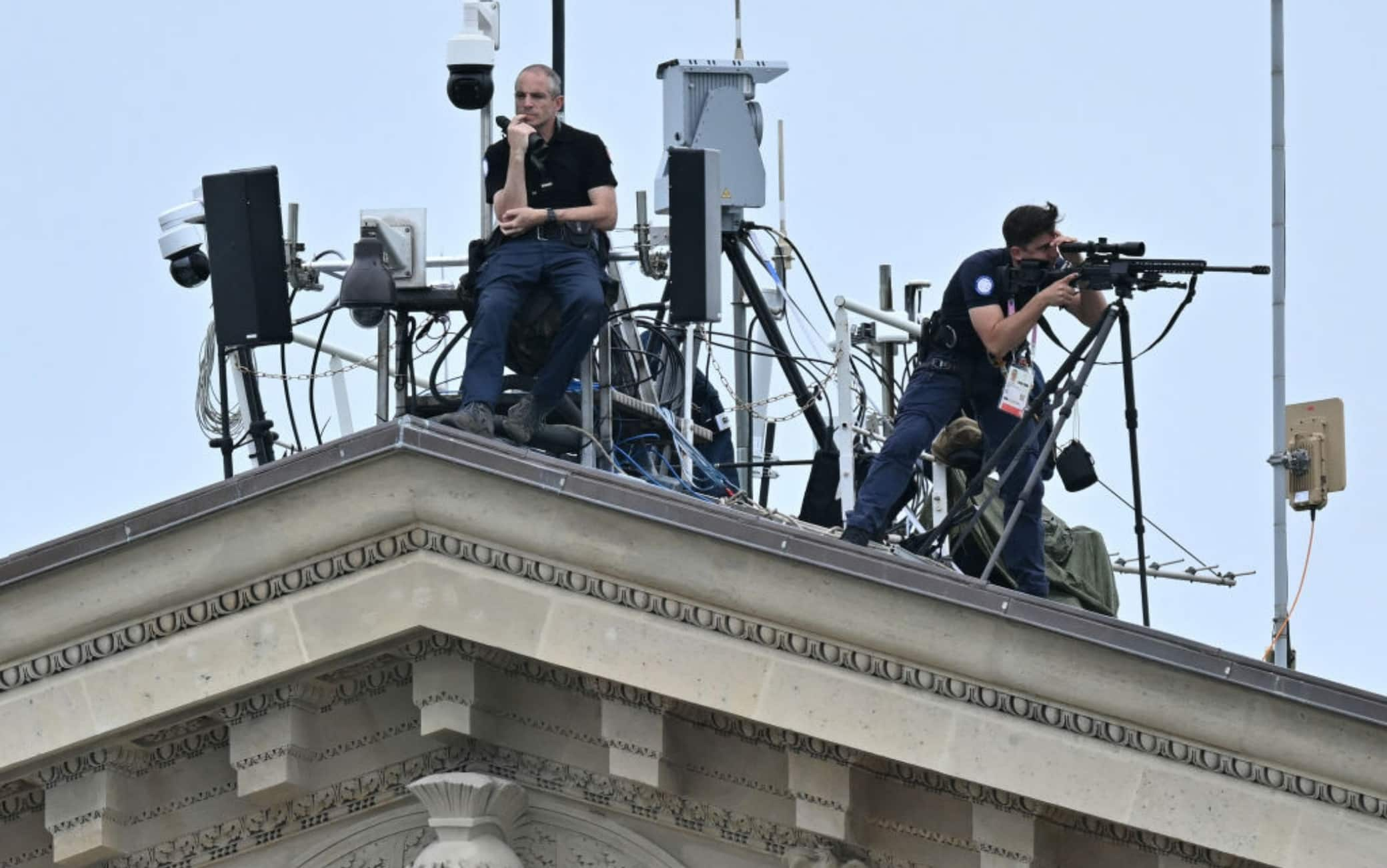 Polizia anche sui tetti