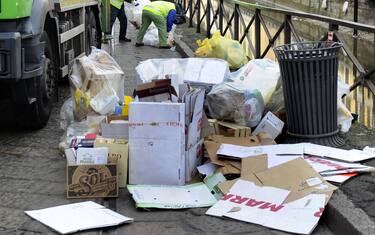 RACCOLTA RIFIUTI SULLE STRADE DI MILANO

RACCOLTA INDIFFERENZIATA E CARTA (Milano - 2015-03-07, Maurizio Maule) p.s. la foto e' utilizzabile nel rispetto del contesto in cui e' stata scattata, e senza intento diffamatorio del decoro delle persone rappresentate