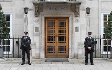 Police officers stand guard outside the London Clinic in London on January 17, 2024. Britain's Catherine, Princess of Wales, is facing up to two weeks in hospital after undergoing successful abdominal surgery, Kensington Palace announced. (Photo by JUSTIN TALLIS / AFP)