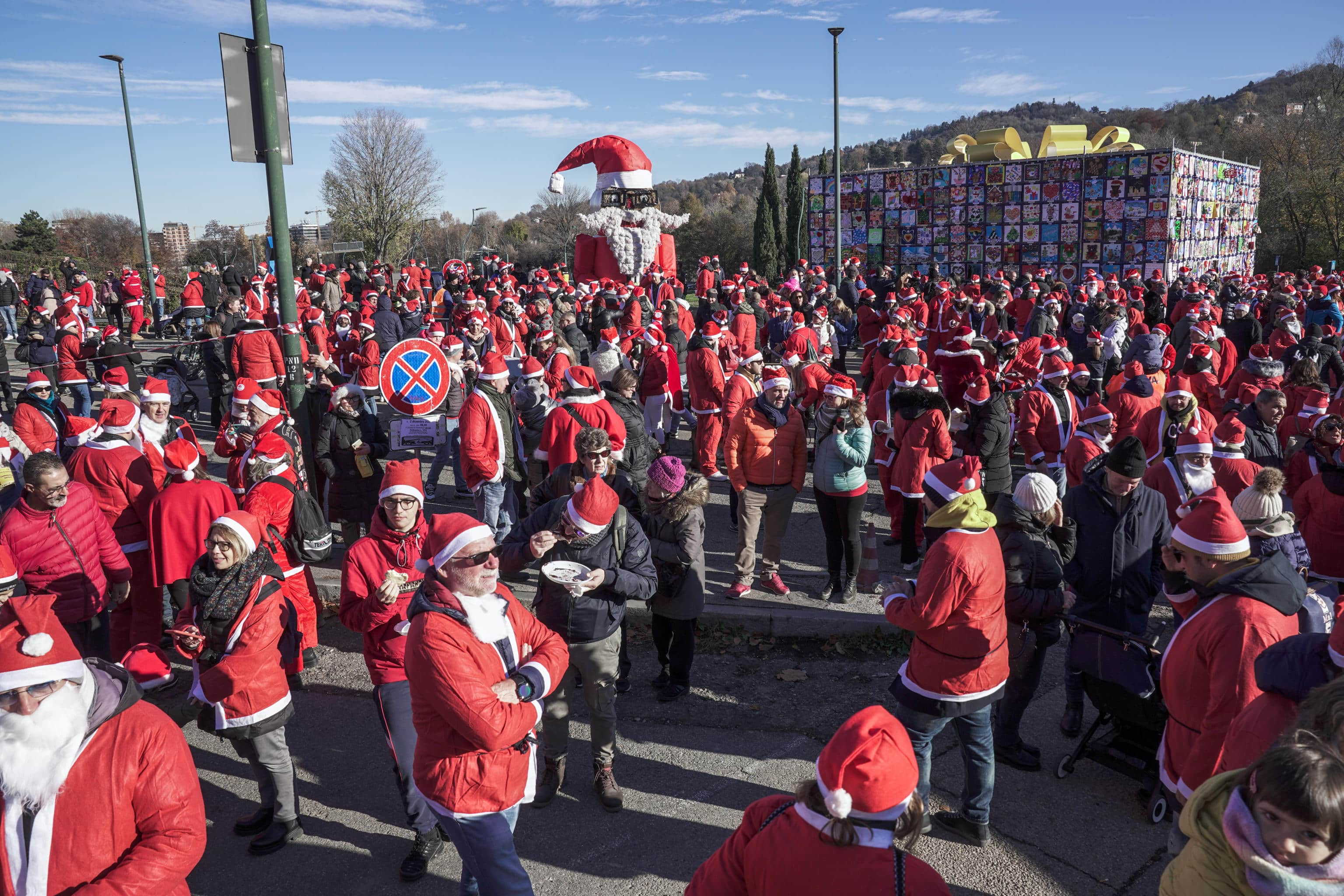 Torino, Raduno Dei Babbi Natale Per L'ospedale Regina Margherita | Sky TG24