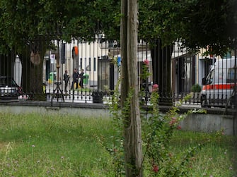 La strada dove un uomo di 55 anni, un ingegnere che aveva fatto il servizio militare proprio nell'Arma negli anni Novanta,  si è barricato in casa nel centro di Cordovado, in provincia di Pordenone,  31 Agosto 2023. ANSA/MAURO ZOCCHI