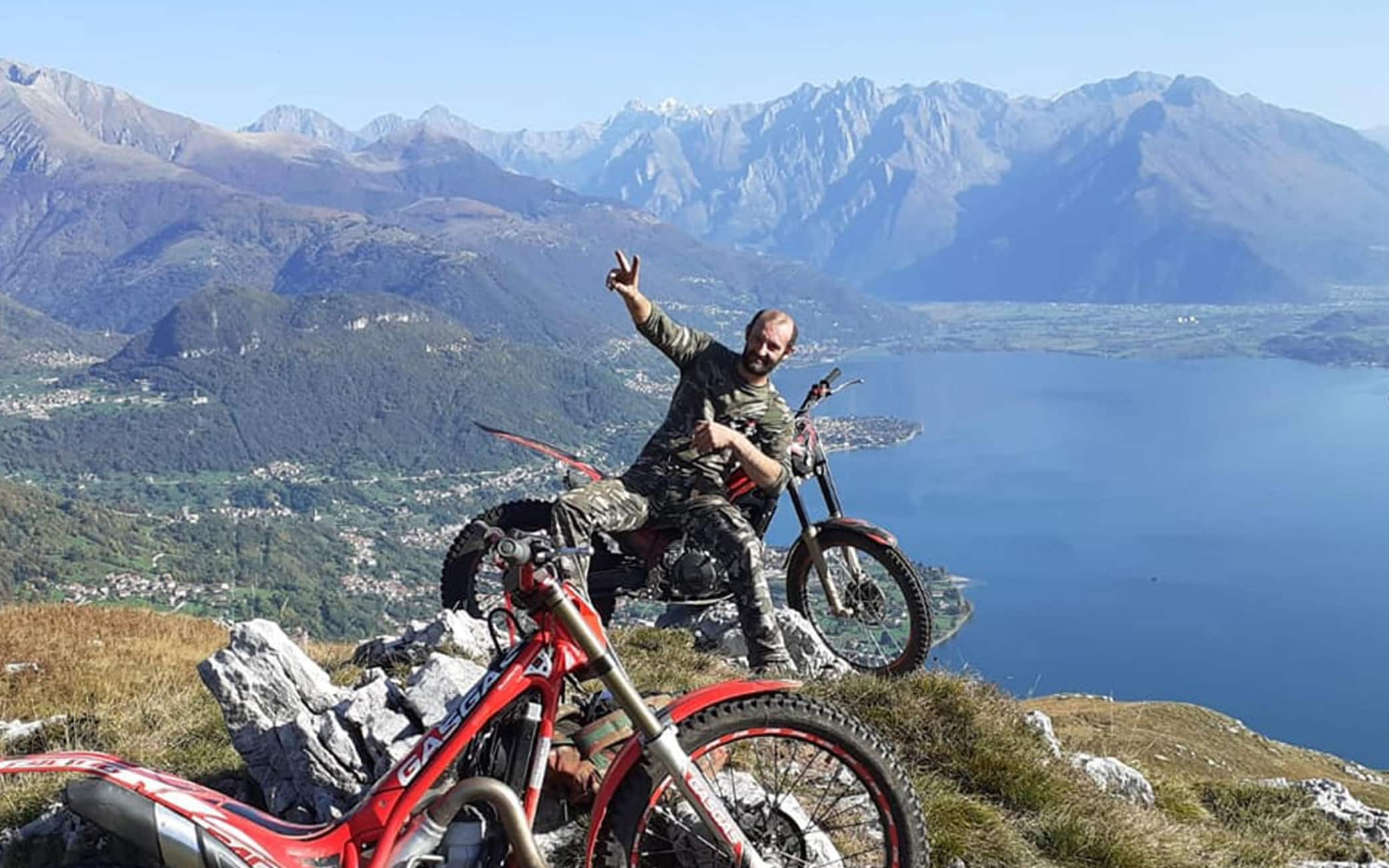 A un mese esatto dalla movimentata evasione di Massimo Riella, 48 anni, detenuto in attesa di giudizio per rapina, fuggito durante una visita sulla tomba della madre al cimitero di Brenzio (alto lago di Como) e da allora scomparso, suo padre Domenico, 80 anni, ha presentato una denuncia di scomparsa al comando dei Carabinieri di Gravedona sostenendo che un agente di polizia penitenziaria ha sparato al figlio. 
ANSA/Facebook Massimo Riella   + ATTENZIONE LA FOTO NON PUO' ESSERE PUBBLICATA O RIPRODOTTA SENZA L'AUTORIZZAZIONE     DELLA FONTE DI ORIGINE CUI SI RINVIA +