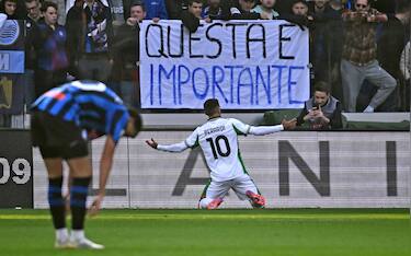 Sassuolo's Domenico Berardi (R) celebrates after scoring the 0-3 goal during the Italian Serie A soccer match Atalanta BC vs US Sassuolo at the New Balance Arena in Bergamo, Italy, 9 november 2025.
ANSA/MICHELE MARAVIGLIA