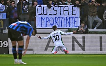 Sassuolo's Domenico Berardi (R) celebrates after scoring the 0-3 goal during the Italian Serie A soccer match Atalanta BC vs US Sassuolo at the New Balance Arena in Bergamo, Italy, 9 november 2025.
ANSA/MICHELE MARAVIGLIA