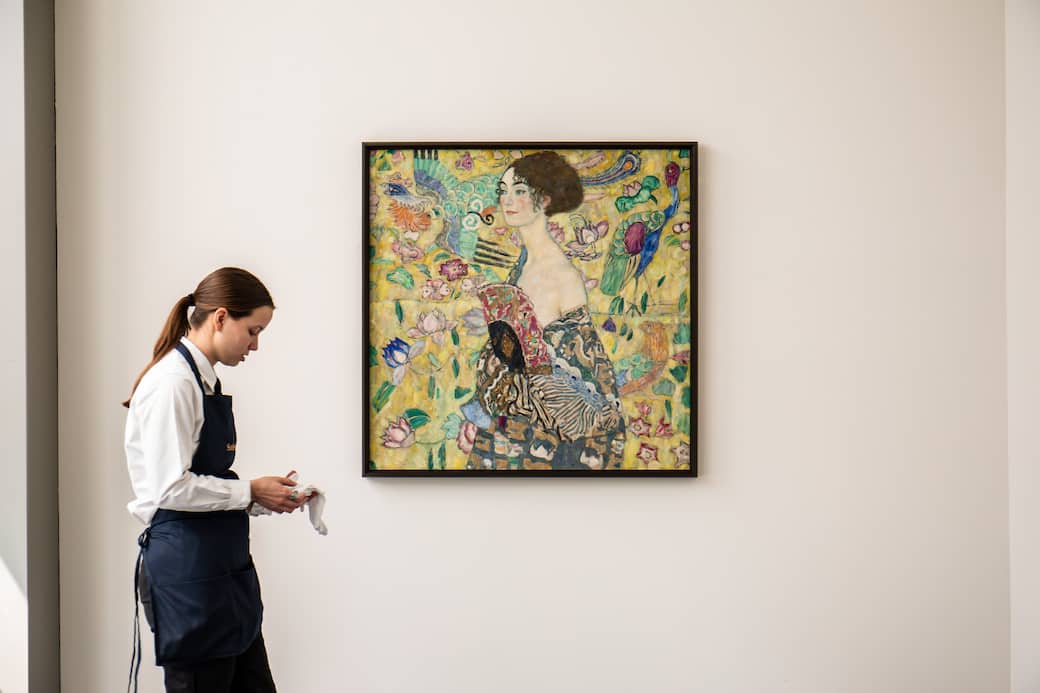 Gustav_Klimt_Dame_mit_Fächer_(Lady_with_a_Fan)_1917-1918_estimate_in_the_region_of_£65m_($80m)_in-situ.jpeg