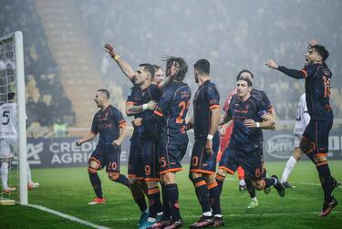 Lecce's  Nikola Krstovic jubilates with his teammates after scoring the goal during the Italian Serie A soccer match Parma Calcio vs US Lecce at Ennio Tardini stadium in Parma, Italy, 31 January 2025. ANSA /ELISABETTA BARACCHI