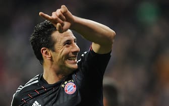 epa03462313 Munich's Claudio Pizarro celebrates his second goal during the Champions League Group F soccer match between FC Bayern Munich and OSC Lille at Allianz Arena in Munich, Germany, 07 November 2012.  EPA/ANDREAS GEBERT