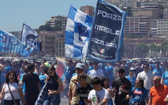 Napoli Tifosi in attesa dei giocatori del Napoli in via Caracciolo, Napoli, 26 maggio 2025. // SSC Napoli's supporter wait for SCC Napoli players in Caracciolo street, in Naples, Italy, 26 May 2025. ANSA/CESARE ABBATE