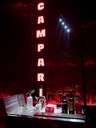 Party a Cannes, scritta Campari