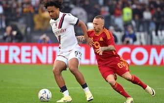 AS Roma's Angelino (R) vies for the ball with Bologna's Joshua Zirkzee during the Italian Serie A soccer match between AS Roma and Bologna FC 1909 at the Olimpico stadium in Rome, Italy, 22 April 2024.  ANSA/ETTORE FERRARI




