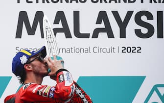epa10260400 Italian rider Francesco Bagnaia of Ducati Team kisses the trophy as he celebrates after winning the Malaysia Motorcycling Grand Prix in Sepang, Malaysia, 23 October 2022.  EPA/FAZRY ISMAIL