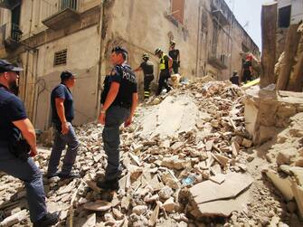 Una palazzina di tre piani è crollata a Torre del Greco (Napoli), 16 luglio 2023. In base alle prime informazioni, ci sarebbero persone coinvolte nel crollo mentre una donna è stata estratta viva dalle macerie dai vigili del fuoco.
/////
A three-story building collapsed in Torre del Greco, in the province of Naples, Italy, 16 July 2023. According to initial information, there would be people involved in the collapse while a woman was pulled alive from the rubble by firefighters.
ANSA/POLIZIA DI STATO
+++ ANSA PROVIDES ACCESS TO THIS HANDOUT PHOTO TO BE USED SOLELY TO ILLUSTRATE NEWS REPORTING OR COMMENTARY ON THE FACTS OR EVENTS DEPICTED IN THIS IMAGE; NO ARCHIVING; NO LICENSING +++ NPK +++