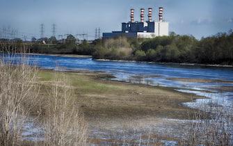 Una veduta del fiume Po al confine tra Lombardia ed Emilia Romagna a Castel San Giovanni (Piacenza), 25 marzo 2023. Sullo sfondo la centrale termoelettrica 'La Casella''. ANSA/ PIERPAOLO FERRERI