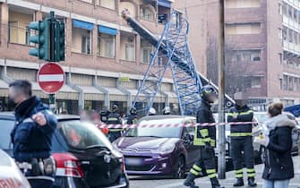 vigili del fuoco mettono in sicurezza della zona di via genova a Torino dopo crollo gru