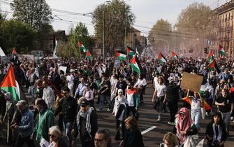 La manifestazione nazionale per la Palestina e per il cessate il fuoco a Gaza con oltre 10mila persone per le vie del centro. Nella foto: Manifestanti con bandiere e striscioni durante il corteo