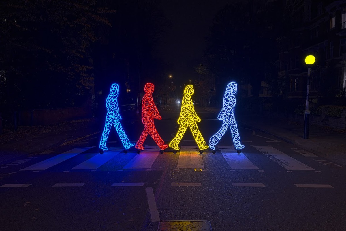 2021.11.15_Marco_Lodola_Abbey_Road_Art_Performance_1.jpg