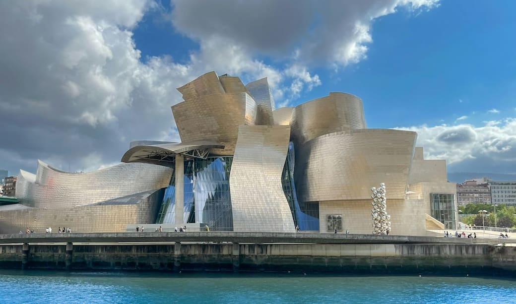 Bilbao, Guggenheim Museum. Foto di Hans-Jürgen Weinhardt su Unsplash