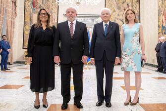 epa10703895 A handout photo made available by Quirinale Palace Press Service shows President of Italy Sergio Mattarella with his daughter Laura Mattarella and the President of Brazil Luiz Ignacio Lula da Silva with his wife Rosangela da Silva during an official welcome ceremony prior to their meeting in Rome, Italy, 21 June 2023. Prersident da Silva is on an official visit to Italy.  EPA/PAOLO GIANDOTTI / QUIRINALE PALACE / HANDOUT  HANDOUT EDITORIAL USE ONLY/NO SALES