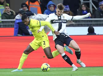 Inter Milan s Denzel Dumfries (L) challenges for the ball  Parma s Adrian Benedyczak during the Italy Cup round of 16 soccer match between Fc Inter  and Parma at Giuseppe Meazza stadium in Milan, Italy, 10 January  2023.
ANSA / MATTEO BAZZI