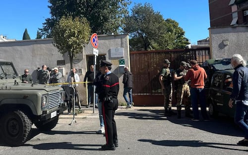 Tensioni nel cortile di un liceo a Roma tra studenti pro Pal e alcuni appartenenti alla comunità ebraica. Sul posto la polizia che indaga sull'accaduto. Ansa/Anna Laura Bussa