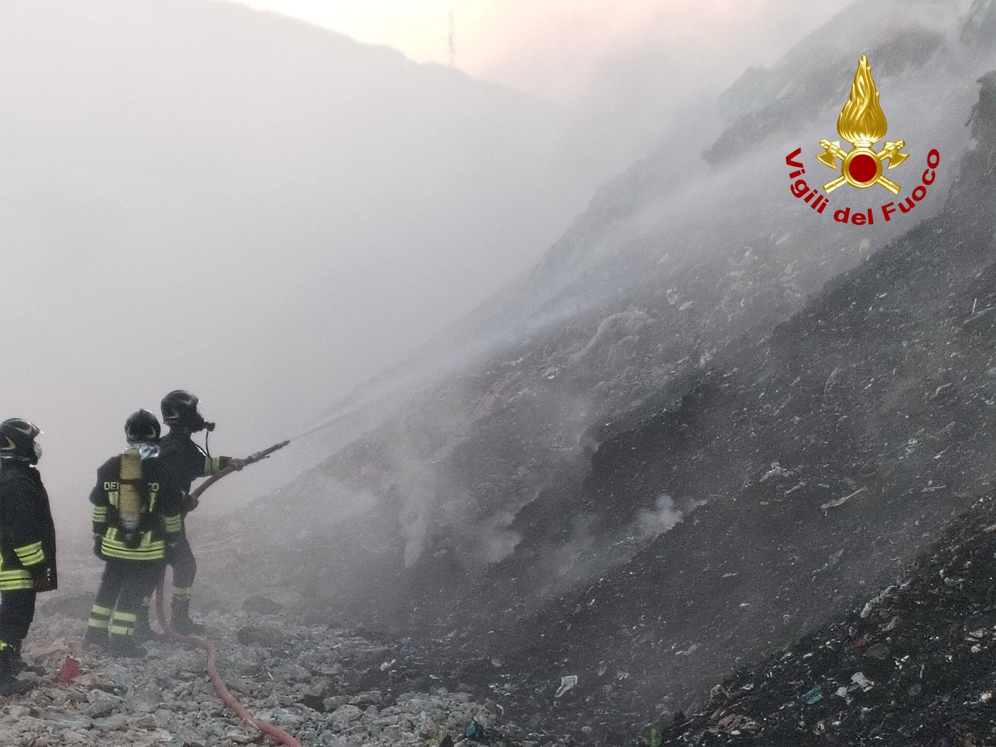 I vigili del fuoco al lavoro per spegnere le fiamme