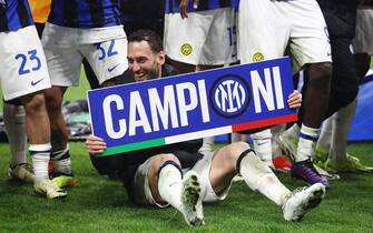 MILAN, ITALY - APRIL 22: Hakan Calhanoglu of FC Internazionale celebrates winning the Serie A TIM title after winning the Serie A TIM match between AC Milan and FC Internazionale at Stadio Giuseppe Meazza on April 22, 2024 in Milan, Italy. (Photo by Marco Luzzani/Getty Images)