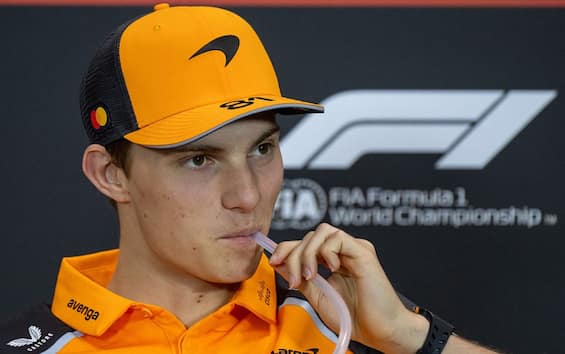 https://static.sky.it/editorialimages/75051257a08e9dcb43f3f0120a8a9d4014842ea0/skysport/it/motori/formula-1/video/2025/05/15/f1-gp-imola-piastri-intervista-video/f1_getty_piastri_imola_conferenza.jpg?im=Resize,width=565
