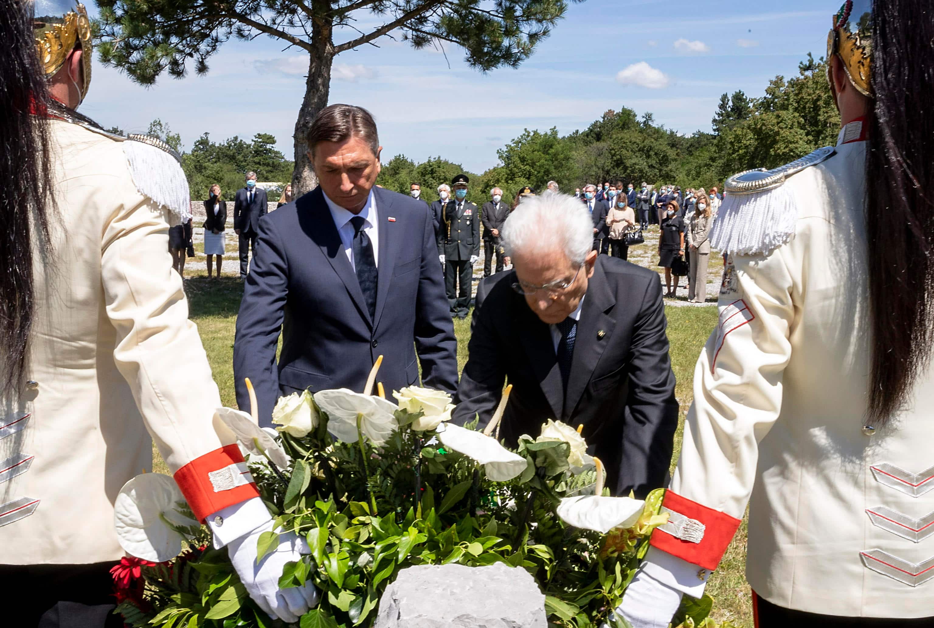 Il presidente della Repubblica Sergio Mattarella e il presidente della Repubblica di Slovenia Borut Pahor hanno deposto una corona di fiori alla foiba di Basovizza, dove si stima che i partigiani jugoslavi abbiano gettato duemila italiani tra militari e civili. L'evento ha un grande valore storico: Pahor è il primo presidente di uno dei Paesi nati dalla disgregazione della ex Jugoslavia a commemorare le vittime italiane delle foibe. I due presidenti hanno osservato un minuto di silenzio dandosi la mano, Trieste, 13 luglio 2020.  Ansa/Paolo Giandotti - Ufficio per la Stampa e la Comunicazione della Presidenza della Repubblica +++ No sales, editorial use only +++