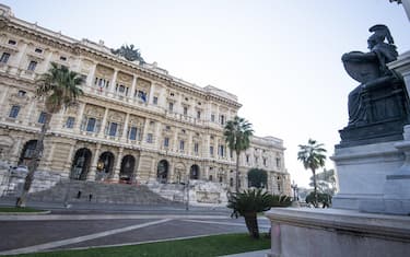 Una veduta esterna del 'Palazzaccio' o Palazzo di Giustizia, meglio conosciuto come la sede della Corte di Cassazione, in piazza Cavour a Roma, 26 novembre 2020. E' attesa per oggi la sentenza in Cassazione per il crollo della Torre Piloti, avvenuto il 7 maggio 2013 nel porto di Genova quando il cargo Jolly Nero della compagnia Messina urtò in manovra l'edificio. Lo schianto causò la morte di nove persone. 
ANSA/CLAUDIO PERI