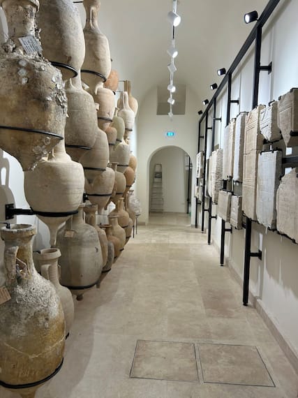 Deposito del Museo Archeologico Nazionale di Ancona, sistema di ancoraggio a parete per anfore e per epigrafi lapidee