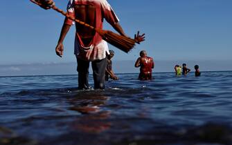 Venerdì Santo nelle Filippine epa12038212 Filipino penitents bath in Manila Bay after performing self-flagellation during Good Friday celebration in Rosario, Philippines, 18 April 2025. Catholics in the Philippines hold various religious practices in observance of the Holy Week of Lent, from Palm Sunday to Easter Sunday. EPA/FRANCIS R. MALASIG