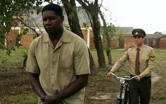 Una scena del film Il colore della libertà - Goodbye Bafana con Dennis Haysbert e Joseph Fiennes