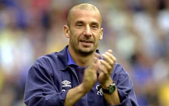 UK OUT-NO SALES-NO MAGS-NO INTERNET-NO ARCHIVESPAP04 - 200827 - LEEDS, UNITED KINGDOM : (FILES) A  file picture dated 27/08/00 of former Chelsea manager Gianluca Vialli during their FA Premiership football match against Aston Villa. Watford will hold a press conference at Vicarage Road tomorrow, Wednesday 2nd May 2001 to announce their new manager following reports that former Chelsea boss Gianluca Vialli is set to take over. Picture made available Tesday 01 May 2001. EPA PHOTO   PA/RUI VIEIRA