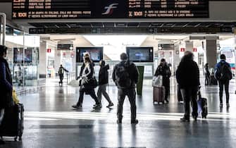 Passeggeri in attesa sulle banchine e nell'atrio delle stazioni. Disagi alla circolazione ferroviaria a causa sciopero dei treni del 12 febbraio 2024. La situazione nelle stazioni di Torino ANSA/JESSICA PASQUALON