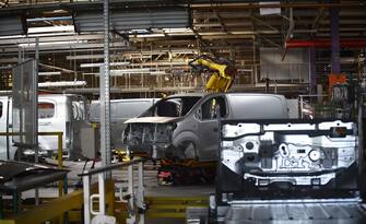 ©PHOTOPQR/VOIX DU NORD/PIERRE ROUANET ; 10/04/2020 ; 10/04/2020. 25e jour de confinement coronavirus (SARS-CoV-2, covid-19) en France. Dans l'usine de production automobile PSA d'Hordain (Sevelnord), prÈsentation du protocole sanitaire qui sera mis en place lors de la reprise d'activitÈ (le site est ‡ l'arrÍt depuis le dÈbut du confinement). Tous les sites PSA d'Europe devraient dÈployer le mÍme dispositif. L'usine PSA d'Hordain est une unitÈ d'assemblage de vÈhicules utilitaires lÈgers, une unitÈ de production du groupe PSA Peugeot CitroÎn (DS Automobiles, Vauxhall, Opel). PHOTO PIERRE ROUANET LA VOIX DU NORD -


Hordain, France, april 10th 2020 - As employees of car maker PSA will go back to production, explanation of safety work protocol *** Local Caption ***