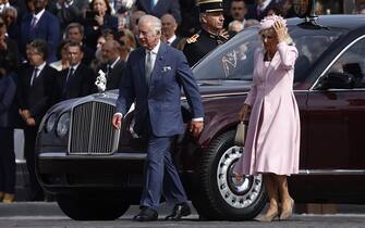 epa10871429 Britain's King Charles III (L) and Queen Camilla arrive at a remembrance ceremony at Arc de Triomphe Paris, France, 20 September 2023. The visit, initially planned in March and postponed because of unrest in France, will lead the King and Queen of Great Britain to Paris and Bordeaux and includes a state dinner, official appointments with president Macron and more informal meetings with French and British citizens.  EPA/YOAN VALAT / POOL