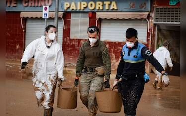 epa11720358 Police, military and volunteers continue with cleaning operations in the flood-hit municipality of Paiporta, Valencia province, Spain, 14 November 2024. The Spanish Meteorologic Agency (AEMET) has lowered the red alert to orange for heavy rains in the areas affected by the devastating floods triggered by the DANA (high-altitude isolated depression) weather phenomenon that hit eastern Spain on 29 October, which resulted in over 220 people killed.  EPA/BIEL ALINO