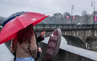 Alcune turiste passeggiano lungo il Po, in centro. È stata diramata l'allerta gialla a Torino e in tutto il Piemonte a causa del maltempo. I Murazzi, in centro, sono osservati speciali il 3 marzo 2024 ANSA/JESSICA PASQUALON