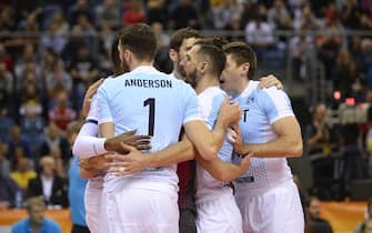 Krakow, Poland. 16th Dec, 2017. Yoandry Leal Hidalgo (9) of Sada Cruzeiro Volei in action against and Wilfredo Leon Venero (9) of VC Zenit Kazan in action during the match between Sada Cruzeiro Volei and VC Zenit kazan during the semi finals of Volleyball Men's Club World Championship 2017 in Tauron Arena, Krakow, Poland on December 16, 2017. Credit: Omar Marques/SOPA/ZUMA Wire/Alamy Live News