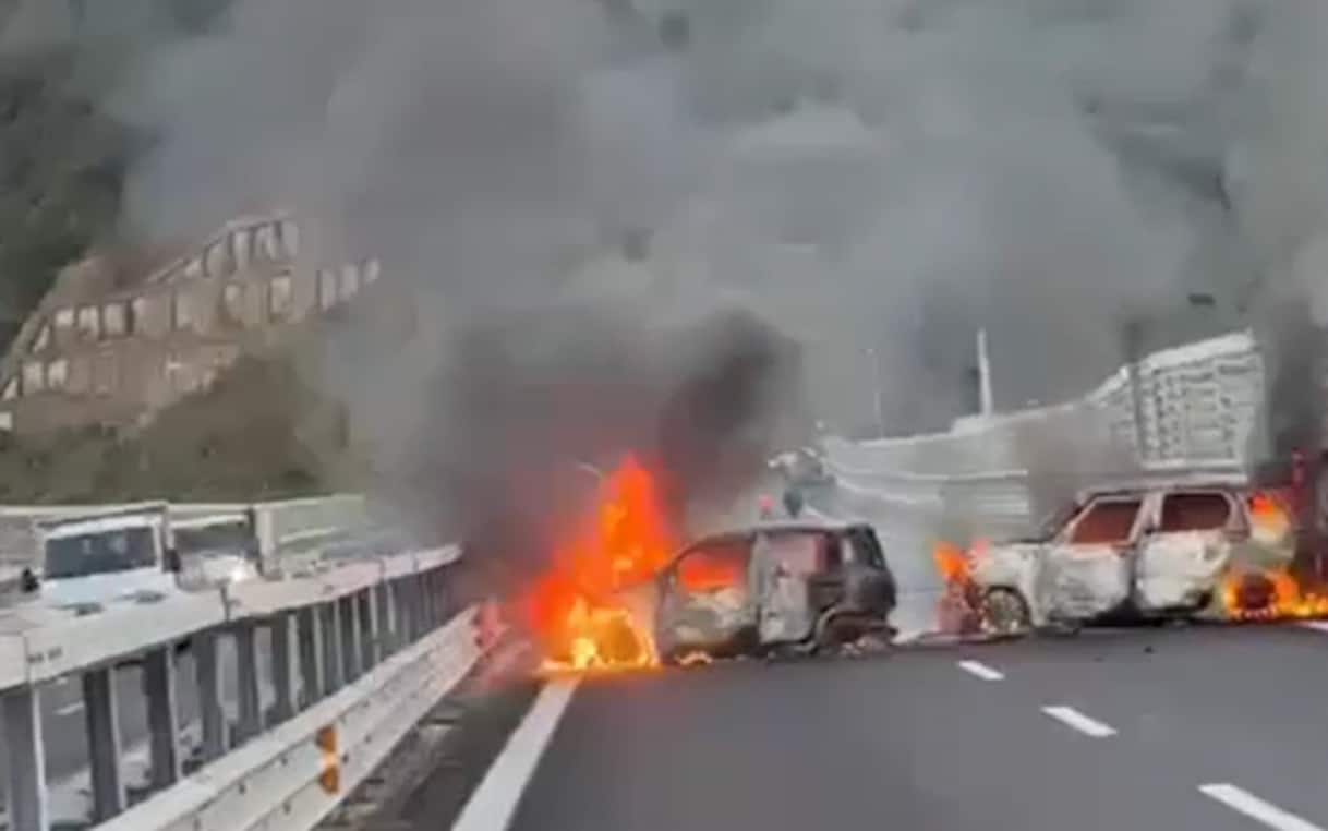 Assalto a portavalori in Calabria, auto in fiamme in autostrada. Rubati 2 milioni. VIDEO