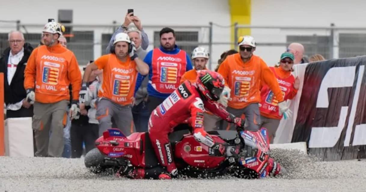 https://static.sky.it/editorialimages/7546b769b9c3b8e4cc6e73cee31f788aa03c99c3/skysport/it/motori/motogp/video/2025/11/16/bagnaia-caduta-gp-valencia-intervista-1052322/og_bagnaia_dorna_1.jpg?im=Resize,width=1218