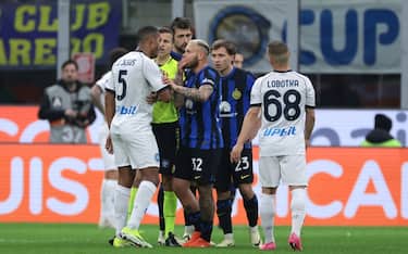 MILAN, ITALY - MARCH 17: Stanislav Lobotka of SSC Napoli and Nicolo Barella and Francesco Acerbi of FC Internazionale look on as the Referee Federico La Penna intervenes as Federico Dimarco of FC Internazionale reacts with Juan Jesus of SSC Napoli after the Brazilian defender made claims that racist comments were made in his direction allegedly from Francesco Acerbi of FC Internazionale during the Serie A TIM match between FC Internazionale and SSC Napoli at Stadio Giuseppe Meazza on March 17, 2024 in Milan, Italy. (Photo by Jonathan Moscrop/Getty Images)