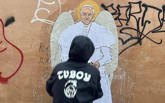 papa francesco l omaggio dello street artist tvboy con san francesco 