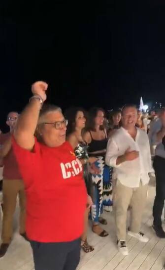 Totò Cuffaro,
 in una festa in un lido
dell'Addaura, a Palermo, intona, con maglia rossa con tanto di simbolo
della falce e martello, la scritta Cccp e il pugno chiuso alzato,
 la canzone Bella ciao, 25 Agosto 2023. INSTAGRAM/ELEONORA GAZZIANO

+++ATTENZIONE LA FOTO NON PUO' ESSERE PUBBLICATA O RIPRODOTTA SENZA L'AUTORIZZAZIONE DELLA FONTE DI ORIGINE CUI SI RINVIA+++ +++NO SALES; NO ARCHIVE; EDITORIAL USE ONLY+++NPK+++