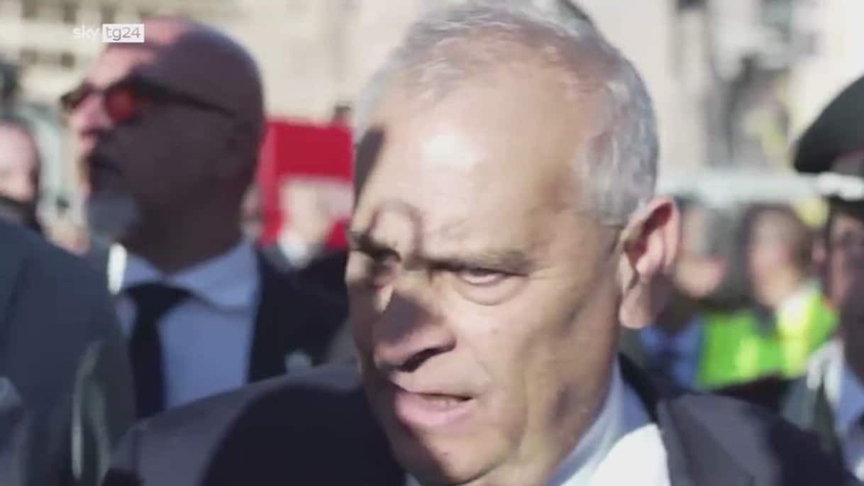 Crollo Torre dei Conti, una persona intrappolata ma viva