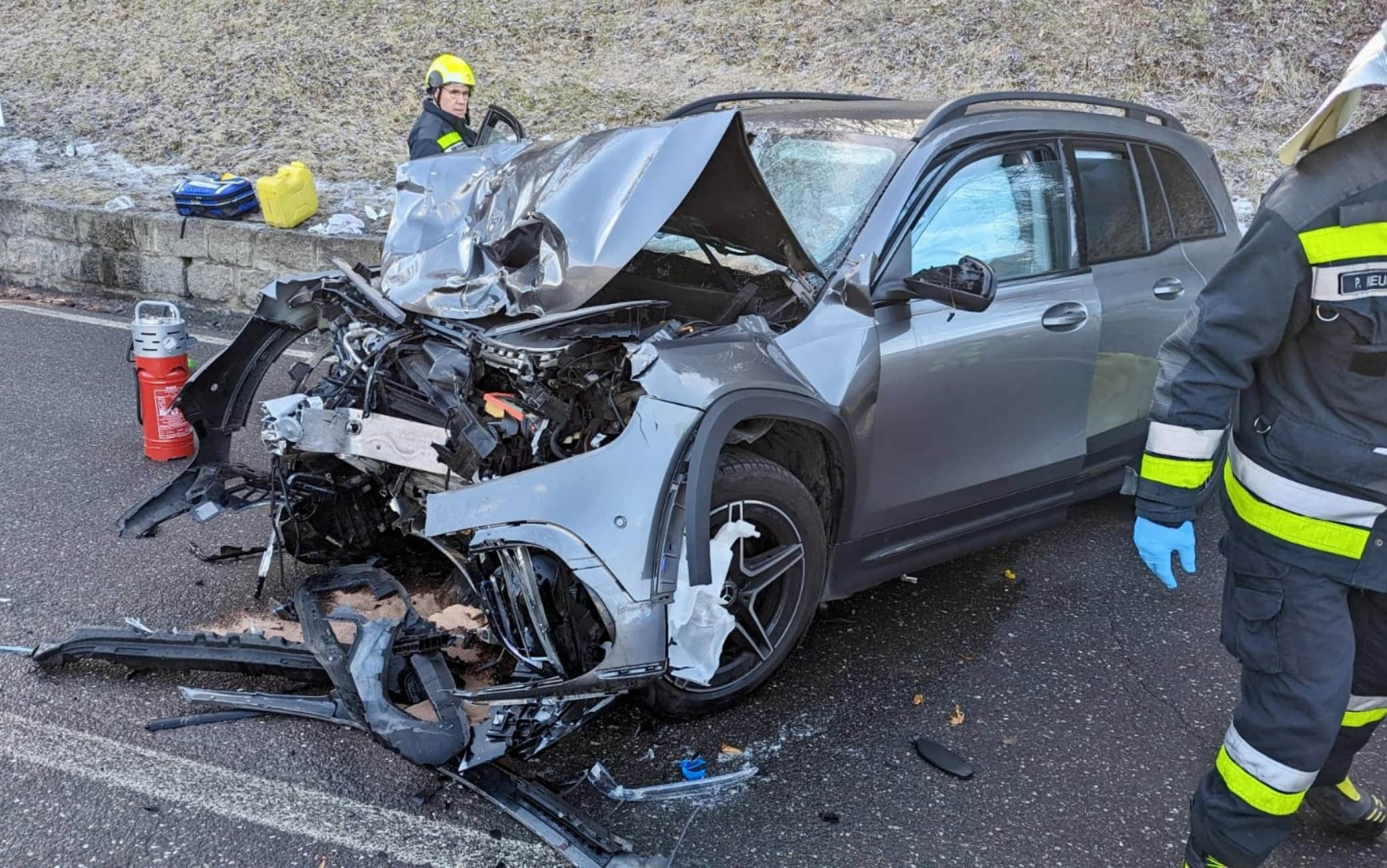 L'auto distrutta dopo l'incidente