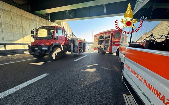 Incidente sull'autostrada A4 a Cormano (Milano), scontro tra tir e ...